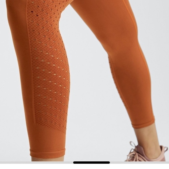 Fabletics Sync high waisted perforated 7/8 plum colored leggings, new - Picture 4 of 8